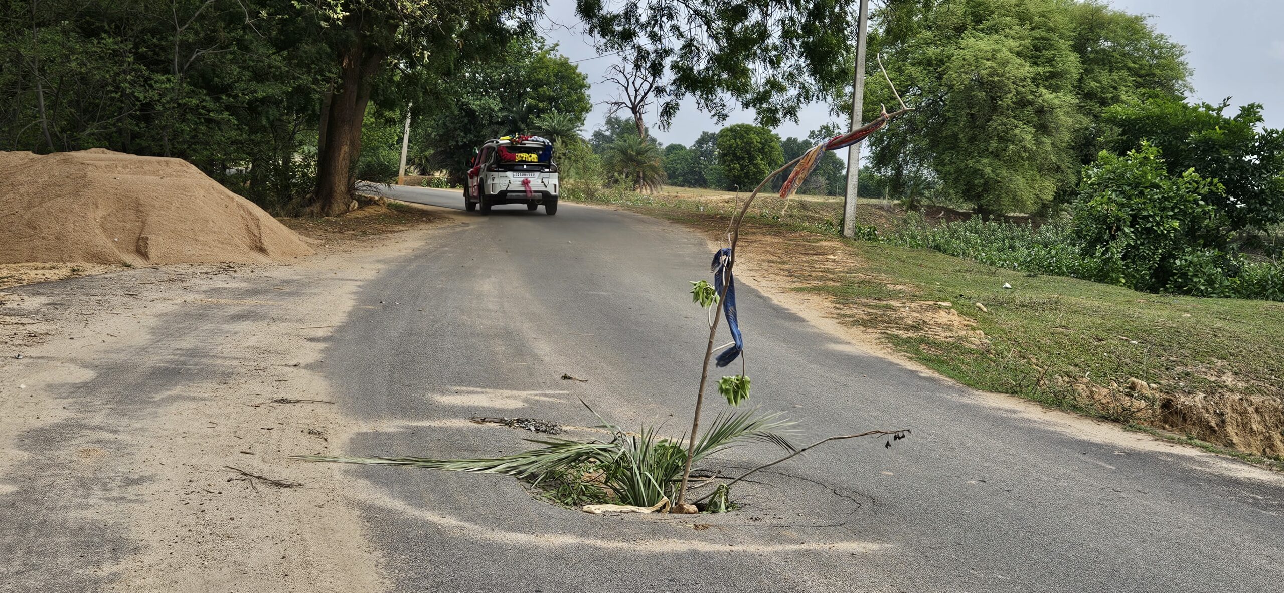 सड़क पर बना गड्ढा 